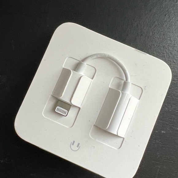 Brand New Apple Earphones with lightening dongle - Picture 3 of 3